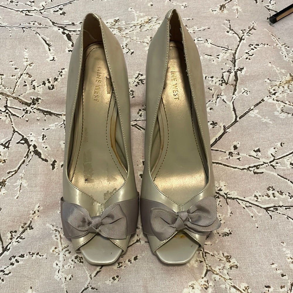 Metallic beige with bow embellishment size 10